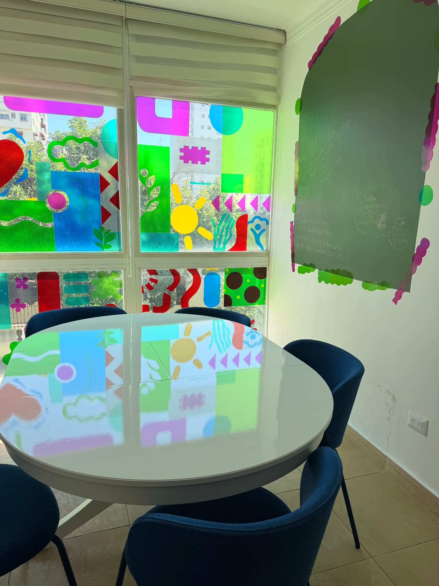 Fotografía real de la mesa de aprendizaje y las ventanas decoradas de EDUSER